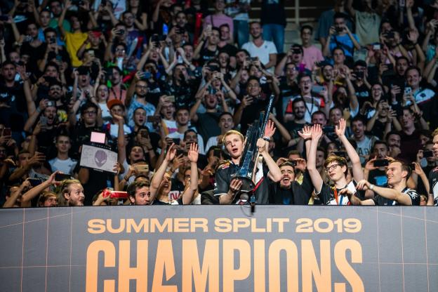 ﻿Cosplay, posters and incredible emotions – how viewers of Worlds 2019 cheer for their favorite teams